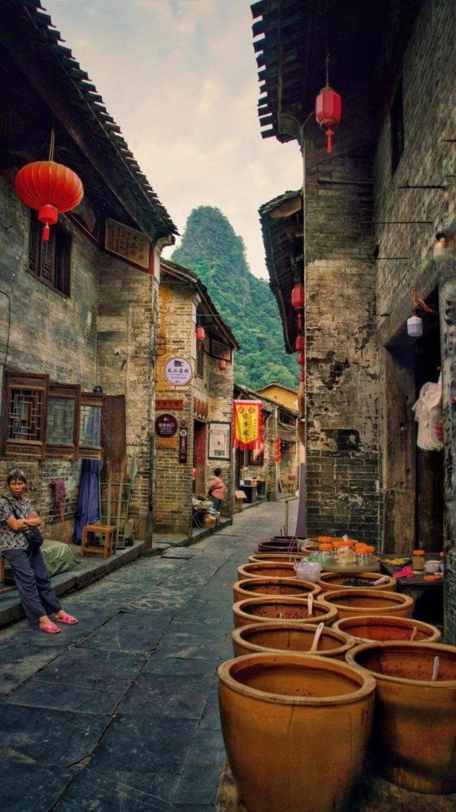 把平安的承诺铭刻在金色盾牌